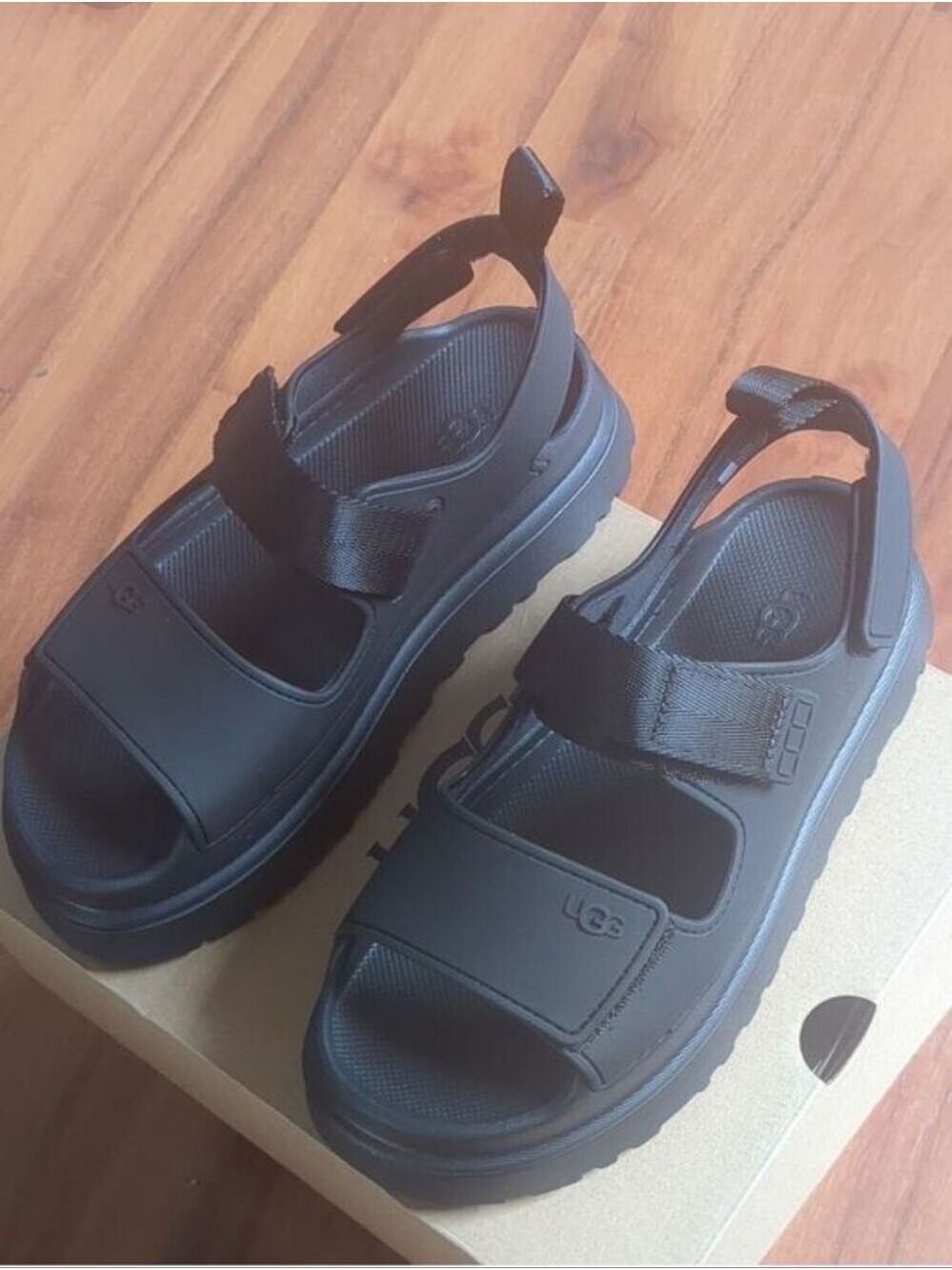 New Ugg Goldenglow Sandals Size 9Color black